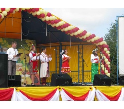 Выступление на сцене участников фестиваля