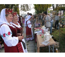 Жінки в сорочках вишиванках