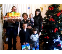 Родини отримали подарунки й щирі привітання від керівництва району та шефів, продемонстрували свої таланти та вміння. Діти та родина.