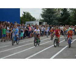 26 серпня 2017 р. в м. Сватове пройшли урочистості з нагоди відкриття оновленого стадіону «Нива».Першими відкрили урочистості найменші жителі нашої громади. І це не дивно, адже наші діти – майбутнє не тільки рідного краю, а й майбутнє України. Юні учасники взяли участь у символічних перегонах на дитячих машинках, самокатах та велосипедах.