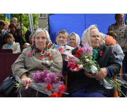 Вклонімося доземно ветеранам, <br>Пекельним спогадам і неминучій сивині, <br>Їх мужності і їх болючим ранам, <br>Далекій юні, що приходить лиш вві сні. <br>Вклонімося, наперекір ганебним спорам <br>Про прапори й паради (сором тим). <br>Низький уклін вам, немічним і хворим, <br>Але нескореним, душею молодим!!!