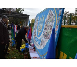 День захисника 2016 р. Покладання квітів до стенду Героїв Небесної Сотні
