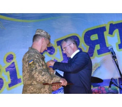 2 вересня святкування Дня міста. <br>Цього року рішенням депутатів Сватівської міської ради звання Почесного громадянина міста Сватове було присвоєне полковнику Збройних сил України, громадянину, який виконував свій військовий обв’язок у Афганістані, який організовував порятунок життів наших славних воїнів, завдяки роботі якого кваліфіковану медичну допомогу отримали більше ніж дві тисячі сватівчан Юрію Віталійовичу Подоляну — начальнику Військово-медичного клінічного центру Південного регіону. Сватівський міський голова Є.В. Рибалко щиро подякував військовослужбовцю за мир, за збережені та врятовані життя захисників України та мешканців Сватівщини і вручив посвідчення Почесного громадянина міста Сватове та нагрудний знак.