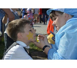 День захисту дітей у Сватовому. Під час заходу. Аквагрим для маленьких сватівчан.