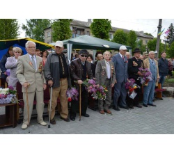 Вклонімося доземно ветеранам, <br>Пекельним спогадам і неминучій сивині, <br>Їх мужності і їх болючим ранам, <br>Далекій юні, що приходить лиш вві сні. <br>Вклонімося, наперекір ганебним спорам <br>Про прапори й паради (сором тим). <br>Низький уклін вам, немічним і хворим, <br>Але нескореним, душею молодим!!!