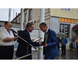 2 вересня на пл. 50-річчя Перемоги відбулося відкриття бюветного комплексу. Під час заходу генеральний директор виробничо-комерційного приватного підприємства «Термо-Златополь» В.В. Бешенко вручив листи подяки за активну участь у будівництві бюветного комплексу у м. Сватове.