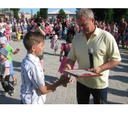День захисту дітей у Сватовому 2017 рік. Під час нагородження.