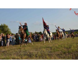 В рамках святкування Дня незалежності України на стадіоні Зарічний своє вміння їздити верхи продемонстрували представники Луганського обласного козачого кінного театру «Козацька Січ».
