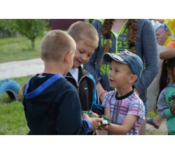 Відкриття дитячих спортивних майданчиків по мікрорайонах міста. Наприкінці свята кожна дитина від Сватівської міської ради отримала у подарунок солодощі.