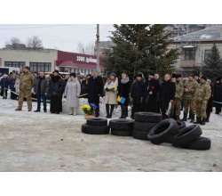 21 лютого у Сватовому на майдані Злагоди біля стелі із портретами загиблих під час Революції Гідності відбувся урочистий захід." 2017 рік.