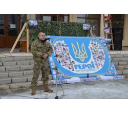 21 лютого у Сватовому на майдані Злагоди біля стелі із портретами загиблих під час Революції Гідності відбувся урочистий захід." Спогади про Революції Гідності рядового Сватівського рембату, учасника Євромайдану Андрія Осташевського