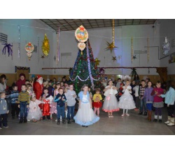 Новорічні свята для маленьких сватівчан в міськраді 2016 р. Під час заходу.