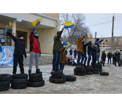21 лютого у Сватовому на майдані Злагоди біля стелі із портретами загиблих під час Революції Гідності відбувся урочистий захід.Під час флешмобу "Янгол Пам