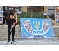 21 лютого у Сватовому на майдані Злагоди біля стелі із портретами загиблих під час Революції Гідності відбувся урочистий захід." Виступ Сватівського міського голови Є.В. Рибалко
