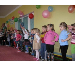 КДНЗ Веселка Сватове. Участь дітей на святі Мама тато і я - спортивна ми сім