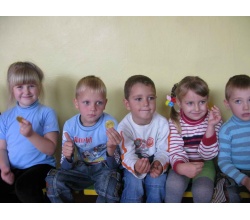 Діти з монетками після свята.