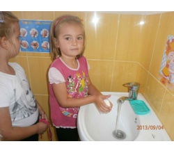 Дівчатка миють руки. Група короткотривалого дня.