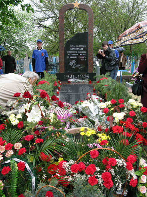 Реконструйована братська могила на центральному кладовищі Сватового