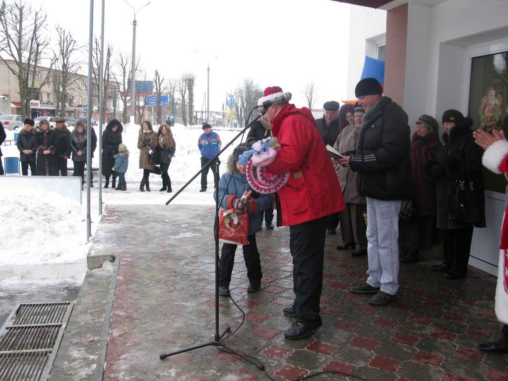 Вручення подарунків мером переможцям в Новорічному конкурсі. 2013 рік Сватове.