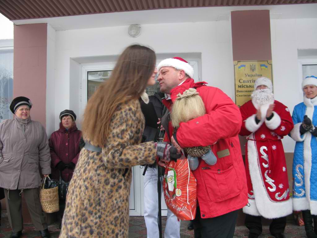 Поздоровлення мером переможниці в Новорічному конкурсі. 2013 рік Сватове.