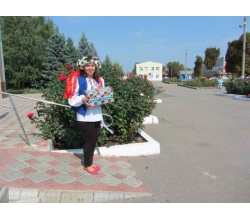 Девушка с подарком, праздник мото - велопробег в Сватово 2013 год