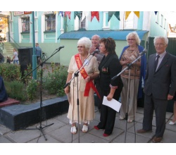 Урочиста мить нагородження.