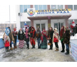 Меланки на фоні міської ради. Місто Сватове 2013 рік.