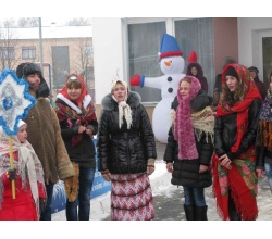 Фото на память Меланків на фоні міської ради. 2013 рік.