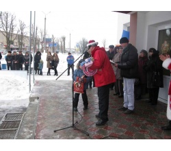 Вручення подарунків мером переможцям в Новорічному конкурсі. 2013 рік Сватове.