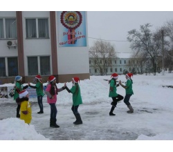 Танок учасників художньої самодіяльності біля міської ради. 2013 рік.