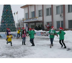 Танок дітей біля міської ради. 2013 рік.