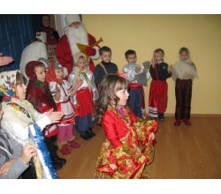 Діти танцюють і співають жартівливі пісні на Старий Новий рік 2013 р.