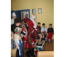 Діти виступають на Старий Новий рік в міській раді. 2013 рік