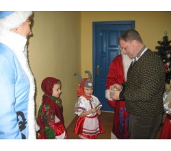 Мер віддячує дітей за посипання на Старий Новий рік. 2013 рік