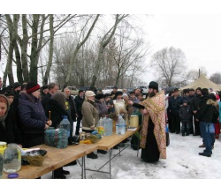 Процесс освячення води священником на водохрещенні