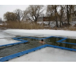 Купання в ополонці на свято водохрещення в Сватове