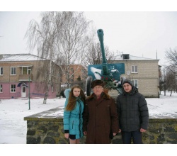 Фото на згадку біля пам