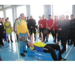 Жим штанги лежачи. Турнір з силових видів спорту в Сватове 2013
