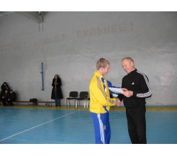 Вручення грамот спортсменам на турнірі з силових видів спорту в Сватове