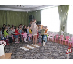 Пізнавальна гра з дітьми на акції щодо додержання правил дорожнього руху в ДНЗ Журавка, Сватове 2013рік