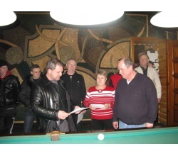 Мер Е.В. Рибалко вручає грамоту учаснику турніру по більярду. 2013 рік.