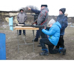 В стрільбі беруть участь діти. Турнір з дробової стрільби м. Сватове. 2013 рік.