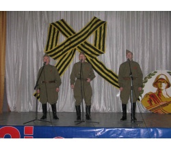 Тріо виконавців воєнної пісні на фестивалі, присвяченому Дню Захисника Вітчизни