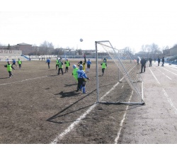 Удар по воротах на змаганнях з футболу в Сватове 2013 рік