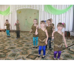 Танцюють діти в ДНЗ Сватове
